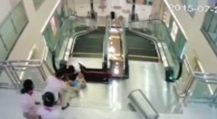 Petugas Teledor, Seorang Ibu Tewas Tertelan Eskalator Mal