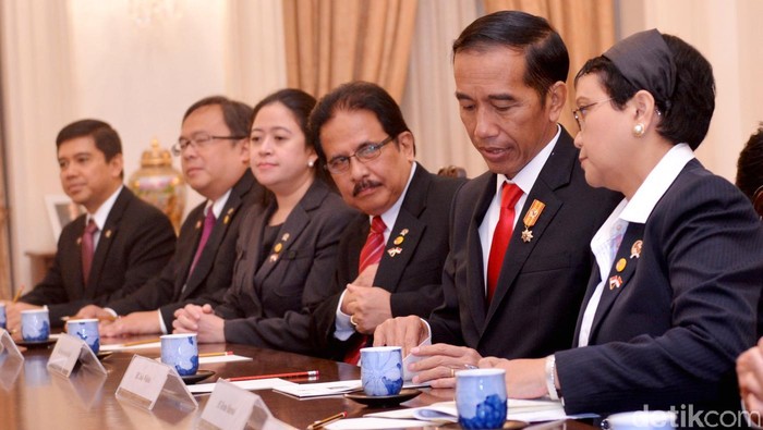 Gelar Rapat Kabinet Bahas Ekonomi, Jokowi: Kita Harus Waspada