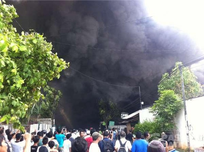 Gudang di Jatibening Terbakar Hebat, Asap Tebal Membumbung