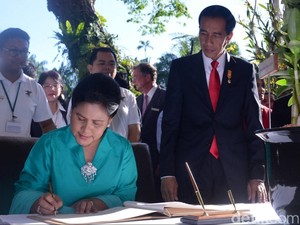 Jokowi dan Iriana Salat Idul Adha di Martapura Kalsel