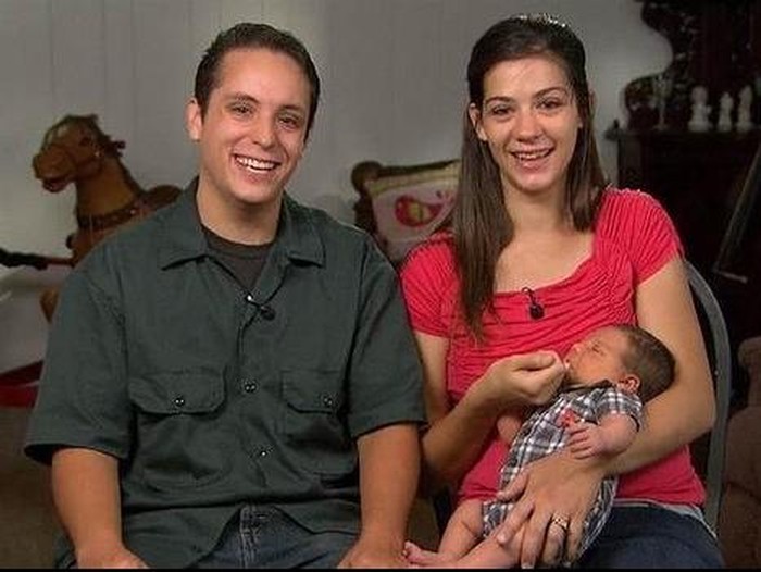 Pria Ini Rekam Momen Ketika Istrinya Melahirkan di dalam Mobil