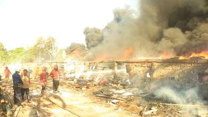 Kebakaran Dahsyat Gudang Karpet di Jatibening Bisa Dipadamkan