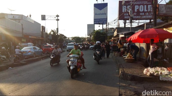 Selalu Macet Parah, Trotoar Pun Hilang di Kramatjati
