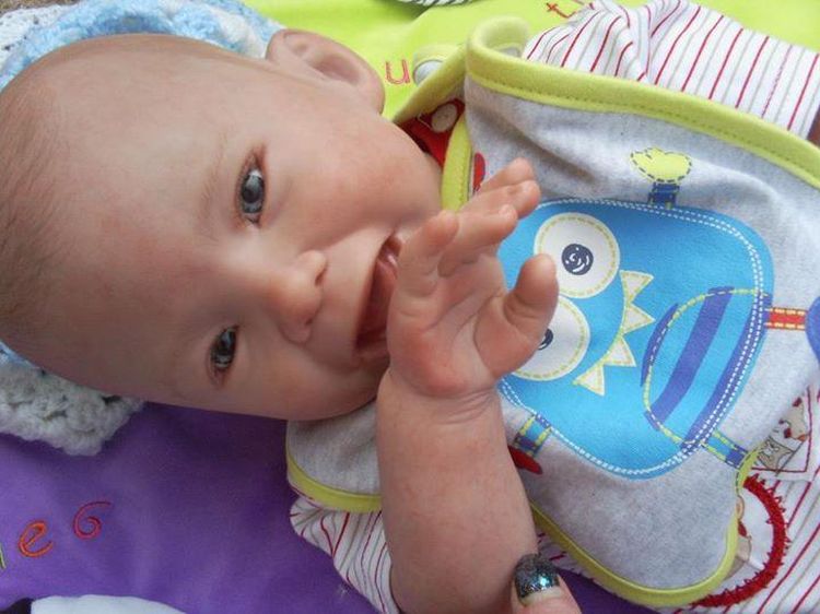 Penampakan Bayi-bayi Mungil yang Dilahirkan Kembali dalam Bentuk Boneka