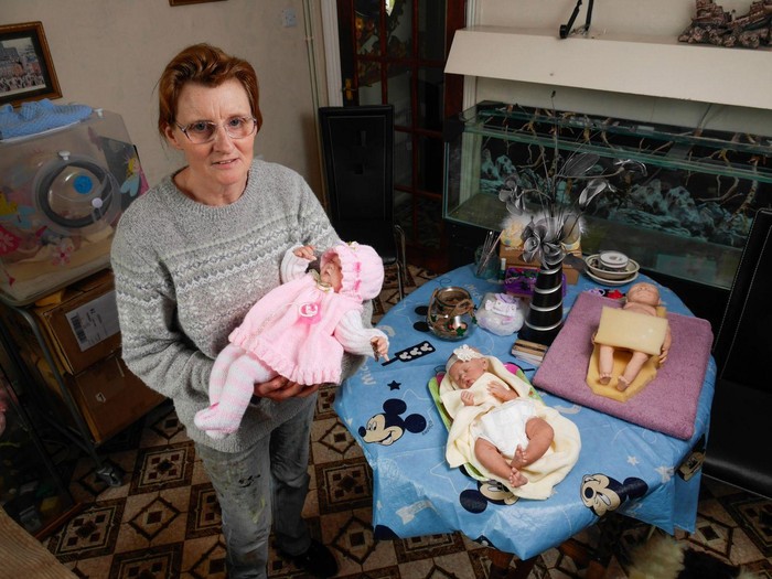 Sudah 10 Tahun, Teresa Melahirkan Kembali Bayi-bayi dalam Bentuk Boneka