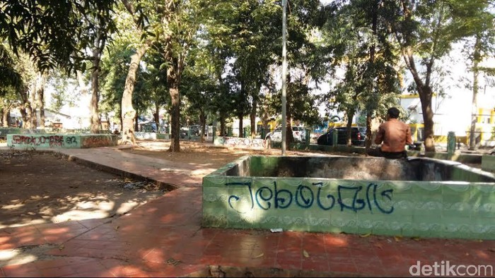 Duh, Taman di Depan PTUN Jakarta Tak Terawat