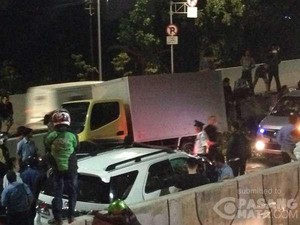 Fortuner Tabrak Truk di JLNT Kasablanka, Lalin Arah Kp Melayu Tak Bergerak