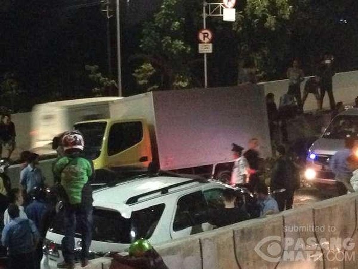 Fortuner Tabrak Truk di JLNT Kasablanka, Lalin Arah Kp Melayu Tak Bergerak
