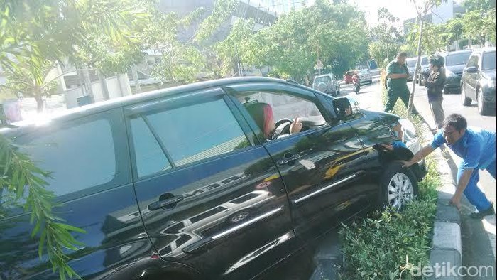 Pengemudi Ngantuk, Innova Nyangkut di Pembatas Jalan