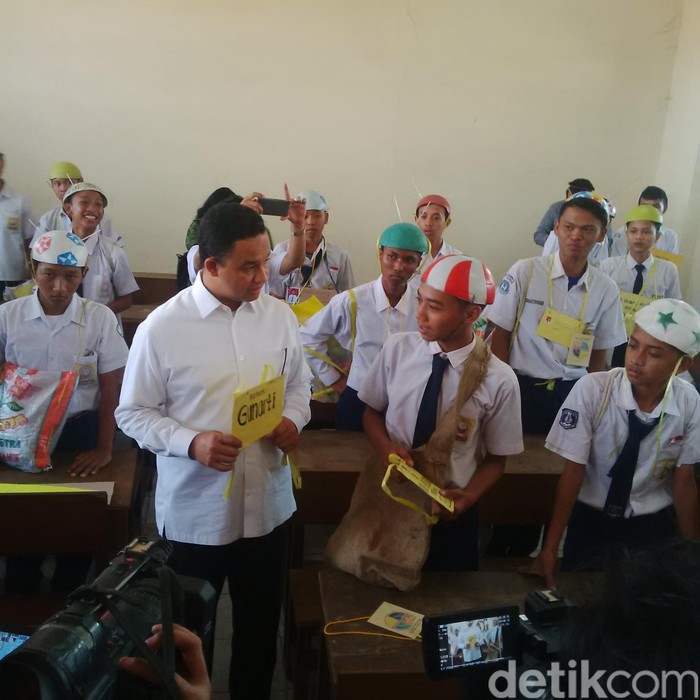 Cerita Siswa yang Malu Bawa Atribut yang Aneh-aneh