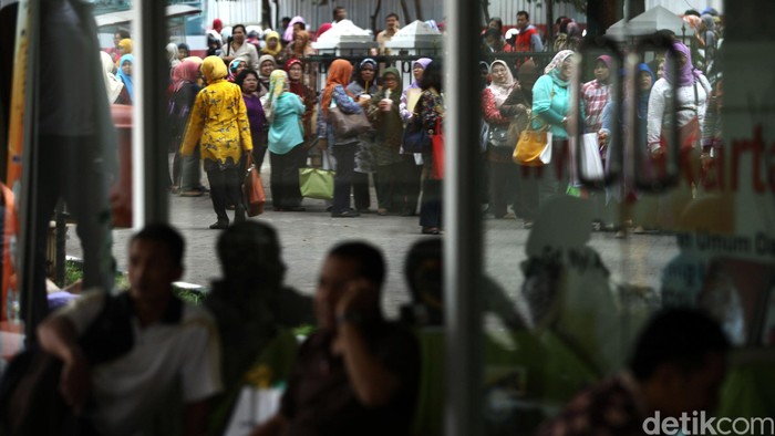 Ribuan guru honorer memadati Gedung Nyi Ageng Serang, Kuningan, Jakarta, Kamis (23/7/2015). Mereka mengantre untuk mendaftarkan diri menjadi guru Pegawai Negeri Sipil (PNS). Grandyos Zafna/detikcom.
