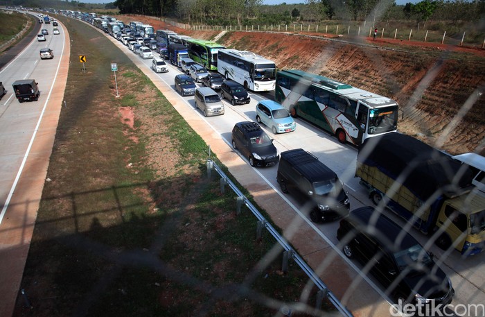 Tol Cikopo Arah Jakarta Macet 2 Km, Bagaimana Perjalanan Anda?