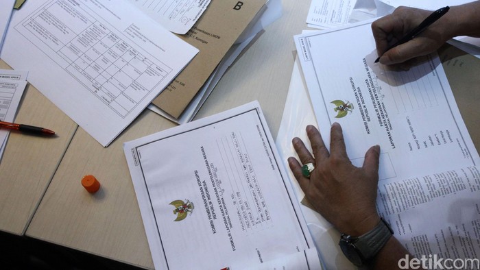 Salah satu syarat yang dicanangkan KPU kepada para bakal calon Kepala Daerah adalah melaporkan harta kekayaannya ke KPK. Hingga hari ini, sudah ada 602 bakal calon kepala daerah yang melapor kekayaan ke KPK. Petugas Komisi Pemberantasan Korupsi (KPK) bersama perwakilan bakal calon kepala daerah yang akan ikut Pilkada langsung melakukan verifikasi LHKPN di Gedung KPK, Jakarta, Jumat (24/07/2015). Grandyos Zafna/detikcom.