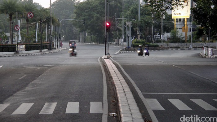 Beberapa ruas jalan di Jakarta pada hari Raya Idul Fitri terpantau sepi, Jumat (17/7/2015). Hanya tampak beberapa kendaraan seperti bajaj, sepeda motor dan beberapa kendaraan roda empat yang melintas di jalanan Ibukota. Rachman Haryanto/detikcom.
