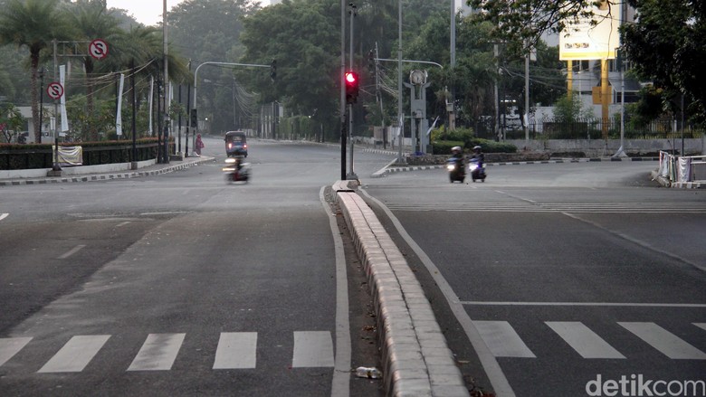 Hari Lebaran, Jalanan Jakarta Sepi Beberapa ruas jalan di Jakarta pada hari Raya Idul Fitri terpantau sepi, Jumat (17/7/2015). Hanya tampak beberapa kendaraan seperti bajaj, sepeda motor dan beberapa kendaraan roda empat yang melintas di jalanan Ibukota. Rachman Haryanto/detikcom.
