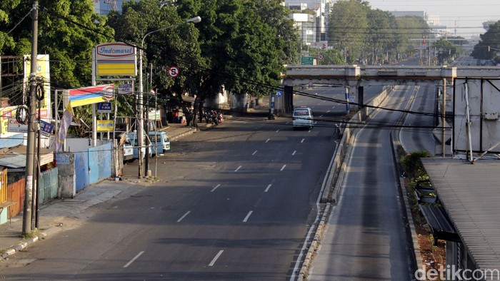 Beberapa ruas jalan di Jakarta pada hari Raya Idul Fitri terpantau sepi, Jumat (17/7/2015). Hanya tampak beberapa kendaraan seperti bajaj, sepeda motor dan beberapa kendaraan roda empat yang melintas di jalanan Ibukota. Rachman Haryanto/detikcom.