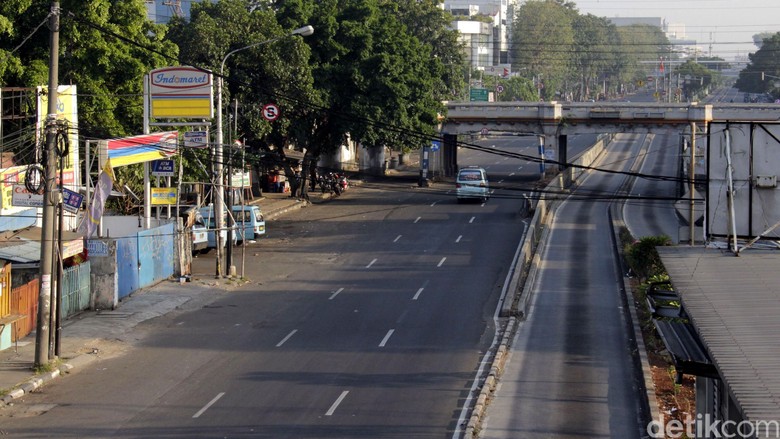 Hari Lebaran, Jalanan Jakarta Sepi Beberapa ruas jalan di Jakarta pada hari Raya Idul Fitri terpantau sepi, Jumat (17/7/2015). Hanya tampak beberapa kendaraan seperti bajaj, sepeda motor dan beberapa kendaraan roda empat yang melintas di jalanan Ibukota. Rachman Haryanto/detikcom.
