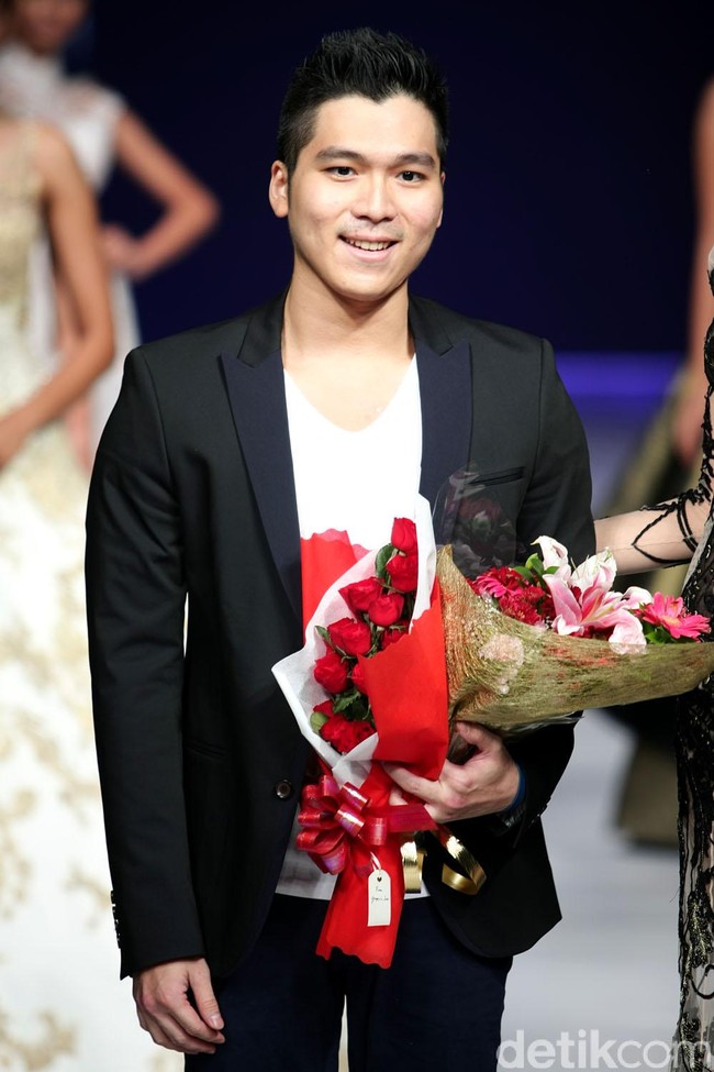 Dari segi warna-warna yang aku pilih mengikuti guideline dari kartunnya, ada warna pink, ada unsur gold sama biru. Tapi di sini untuk motifnya aku kasih pattern-pattern yang lebih kuat karena cerita di movienya itu delicate, penuh drama, penuh intrik-intrik dan twist. Nah di situ aku masukkan ke dalam detail-detailnya, kata Albert saat ditemui dalam acara Media Gathering Disneys Maleficent: Mistress of Evil Art & Fashion Exhibition di Senayan City, Jakarta Pusat pada Kamis (10/10/2019). Foto: Mohammad Abduh