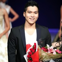 Dari segi warna-warna yang aku pilih mengikuti guideline dari kartunnya, ada warna pink, ada unsur gold sama biru. Tapi di sini untuk motifnya aku kasih pattern-pattern yang lebih kuat karena cerita di movienya itu delicate, penuh drama, penuh intrik-intrik dan twist. Nah di situ aku masukkan ke dalam detail-detailnya, kata Albert saat ditemui dalam acara Media Gathering Disneys Maleficent: Mistress of Evil Art & Fashion Exhibition di Senayan City, Jakarta Pusat pada Kamis (10/10/2019). Foto: Mohammad Abduh