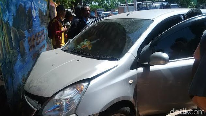 Banting Setir, Grand Livina Ringsek Tabrak Tembok SMPN 5