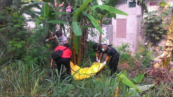 Sempat Dikira Boneka, Ternyata Mayat Pria di Semak-semak di Bogor