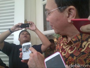 Dicegat Seorang Ibu, Ahok Ditanyai Soal KJP yang Tidak Bisa Digunakan