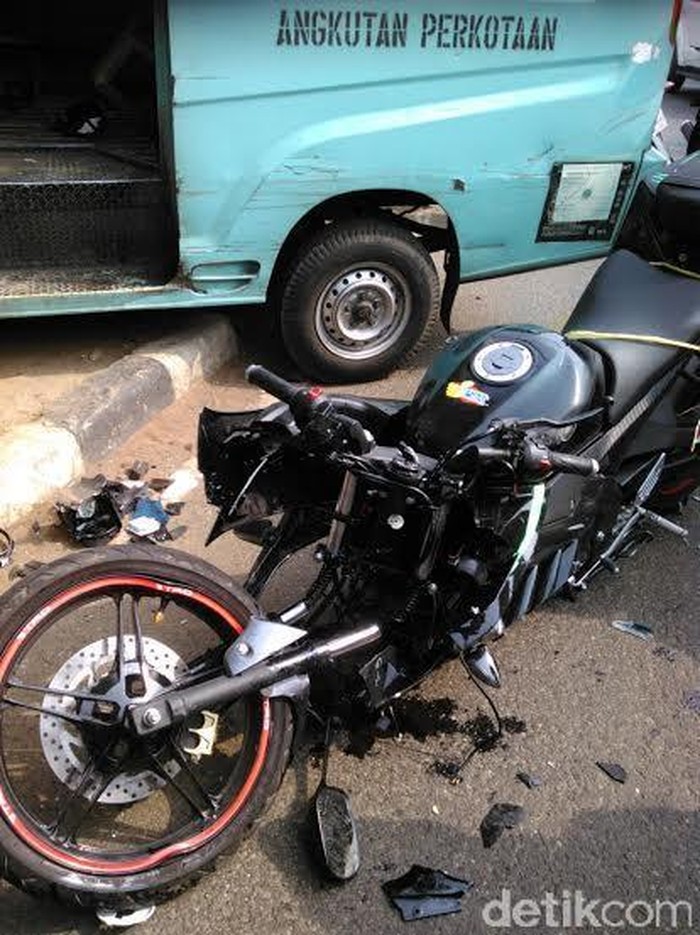 Serobot Lampu Merah dan Tabrak Mikrolet, Motor ini Ringsek