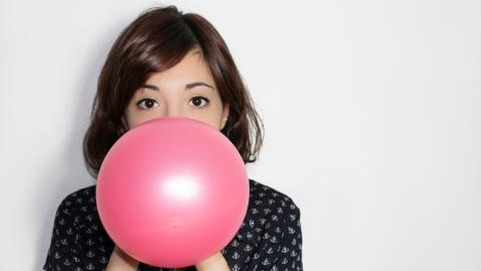 wanita meniup balon