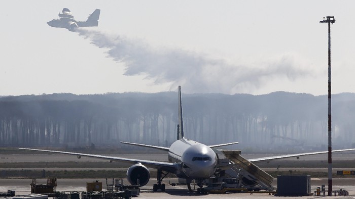 Ada Kebakaran Hutan, Bandara Roma Ditutup 2 Jam