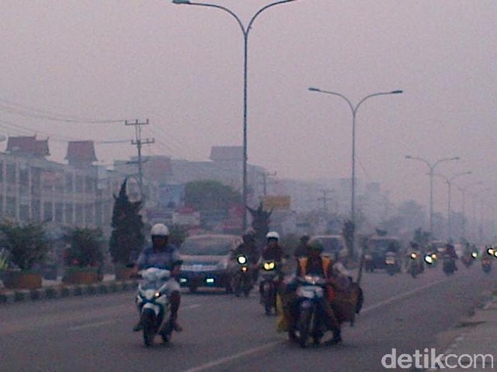Pekanbaru Masih Diselumuti Asap dan Embun Tebal