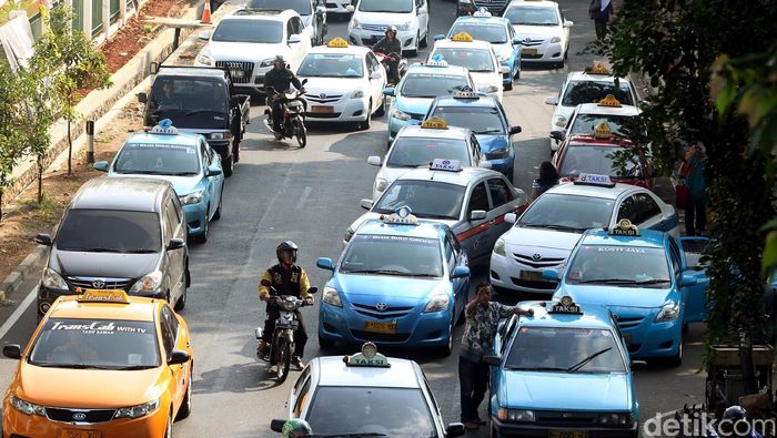 Usai Libur Lebaran, Warga Mulai Beraktifitas Libur panjang dan cuti bersama Lebaran telah usai. Sebagian warga Jakarta pun sudah mulai beraktivitas seperti biasa. Seperti terliat di Stasiun Palmerah, Jakarta Pusat, Jumat (24/07/2015). Riuh kembali menyapa ibu kota Jakarta yang menjadi tiang sandaran hidup puluhan ribu pekerja. Rengga Sancaya/detikcom.