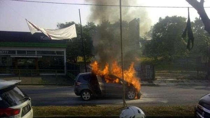 Honda Jazz Terbakar di Cibubur