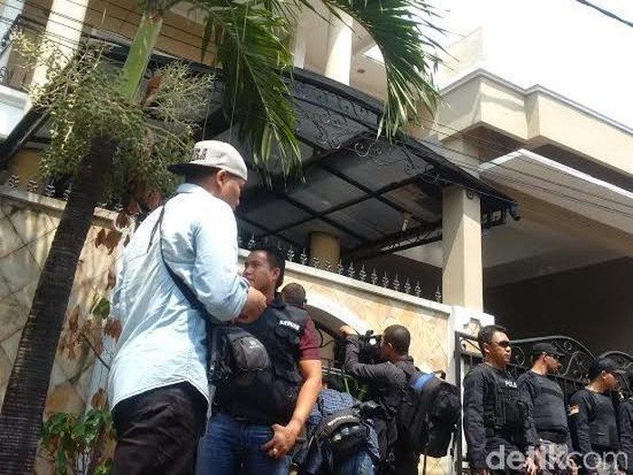 Polisi Geledah Rumah Mewah Pejabat Kemendag Partogi di Bintara Bekasi