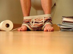 Ngilu! Mr P Pria Ini Digigit Ular Saat di Toilet