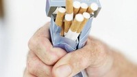 Jika sebelumnya Anda percaya diri merokok dengan tekanan darah sedikit di bawah 140/80 mmHg, kini Anda mungkin harus berpikir ulang tentang kebiasaan Anda. Merokok ditemukan sebagai penyebab kenaikan tekanan darah sewaktu dan pemicu kenaikan detak jantung. Dalam jangka panjang, kandungan rokok membuat pembuluh darah rusak dan menyempit yang memicu hipertensi kronis. Foto: Thinkstock