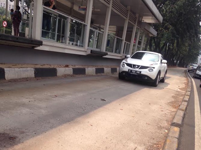 Duh! Mobil-mobil Ini Bebas Lalui Jalur TransJ di Jl Sudirman, Boleh?