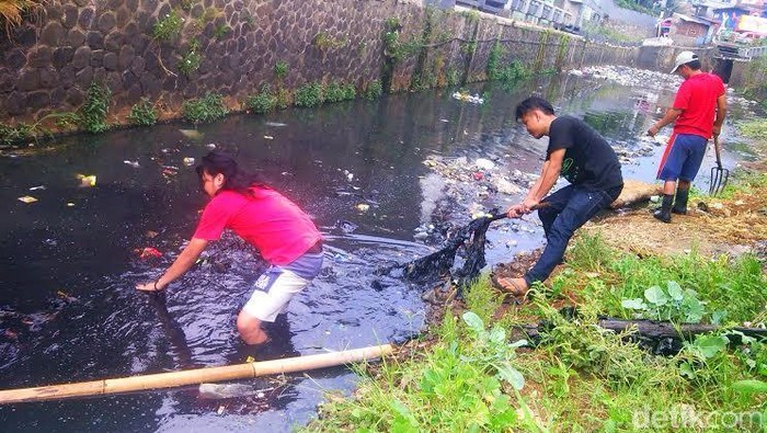 Begini Dong! Ada Tumpukan Sampah, Warga Bebersih Sungai Cidurian