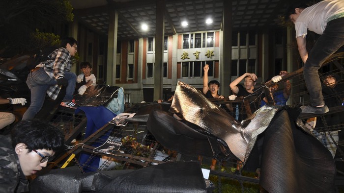 Mahasiswa Bunuh Diri, Ratusan Warga Taiwan Berdemo