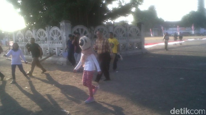 Seru dan Lucunya Lomba Masangin di Yogya, Bule Pun Ikut Mencoba