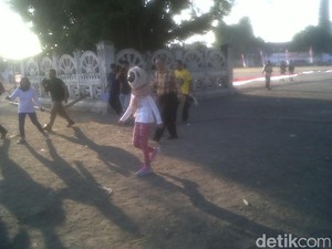Seru dan Lucunya Lomba Masangin di Yogya, Bule Pun Ikut Mencoba