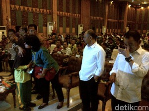 Menteri Hanif Terharu Dengar Kisah Fitri, Bocah yang Bekerja demi Keluarga