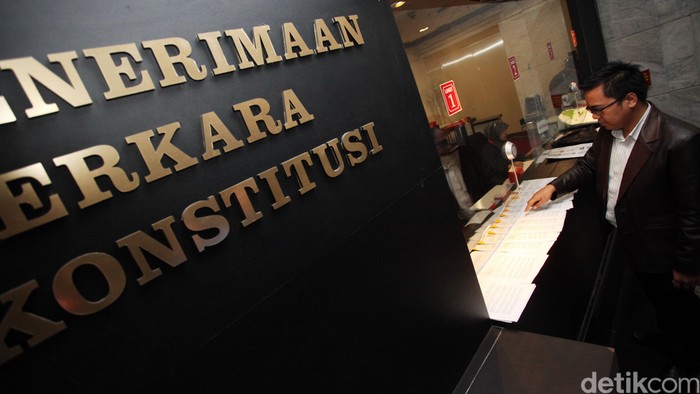 Guru Ini Seorang Diri ke MK Minta Koruptor Dihukum Mati!