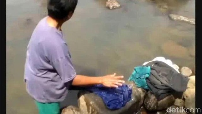Warga Urug Manfaatkan Air Sungai Kotor untuk MCK