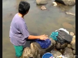 Warga Urug Manfaatkan Air Sungai Kotor untuk MCK