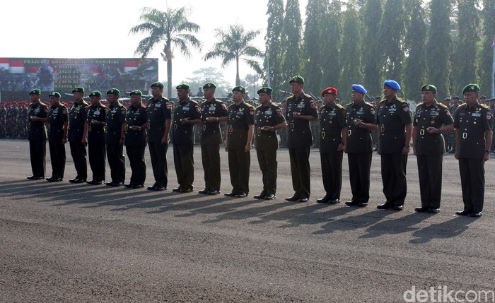 Kepala Staf Angkatan Darat Jenderal Mulyono akan memimpin upacara serah terima jabatan 10 perwira tinggi di jajaran TNI AD. Jabatan-jabatan yang akan diserahterimakan merupakan jabatan strategis. Sepuluh yang melakukan serah terima jabatan diantaranya, Pangkostrad, Komandan Kodiklad, Panglima Kodam II/Sriwijaya, Panglima Kodam IV/Diponegoro, Panglima Kodam XVI/Patimura, Danjen Kopassus, Danseskoad, Danpuspomad dean Gubernur Akmil. Lamhot Aritonang/detikcom.