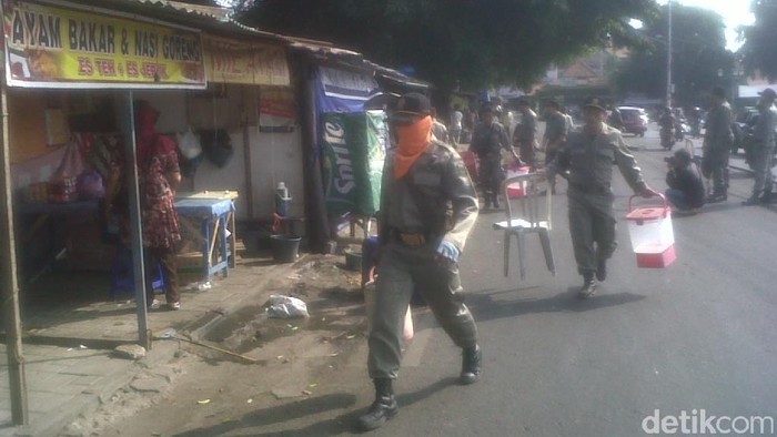 Adu Mulut Warnai Pembongkaran Lapak PKL Alun-alun Utara Yogya