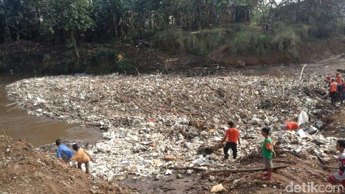 Hujan Semalam, Ini Sampah Kiriman dari Bogor ke Jakarta Via Ciliwung