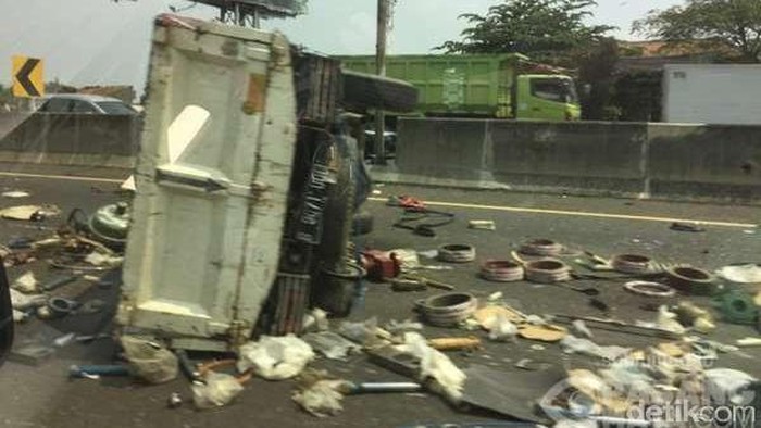 Muatan Truk Berserakan di KM 122, Lalin Cikampek Arah Bandung Macet Panjang