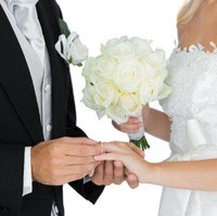 Seorang pria berusia 25 tahun ditembak di bahu dalam perjalanan menuju pernikahannya pada 19 November 2018. Pria bernama Badal ini bergegas ke rumah sakit, tetapi peluru tidak dapat diangkat karena akan membutuhkan operasi besar. Untuk membuktikan cintanya pada sang pujaan hati, Badal berjuang keras kembali ke calon pengantinnya melanjutkan ritual pernikahan. Pria di New Delhi ini kemudian berhasil mengucapkan janji suci pernikahannya beberapa jam setelah ditembak dengan peluru masih tertanam di pundaknya. Foto: Thinkstock