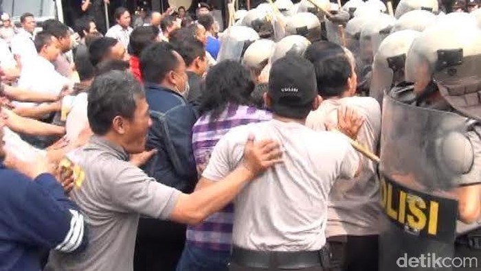 Polisi Gelar Simulasi Kericuhan Pilwali Surabaya